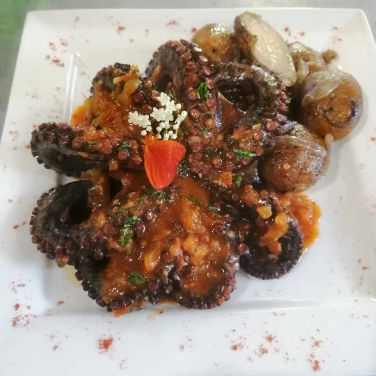 pulpo gallego con estragón y coco