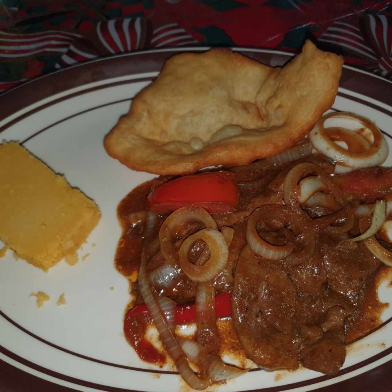 bistec de hígado con hojaldre y tortilla asada.q