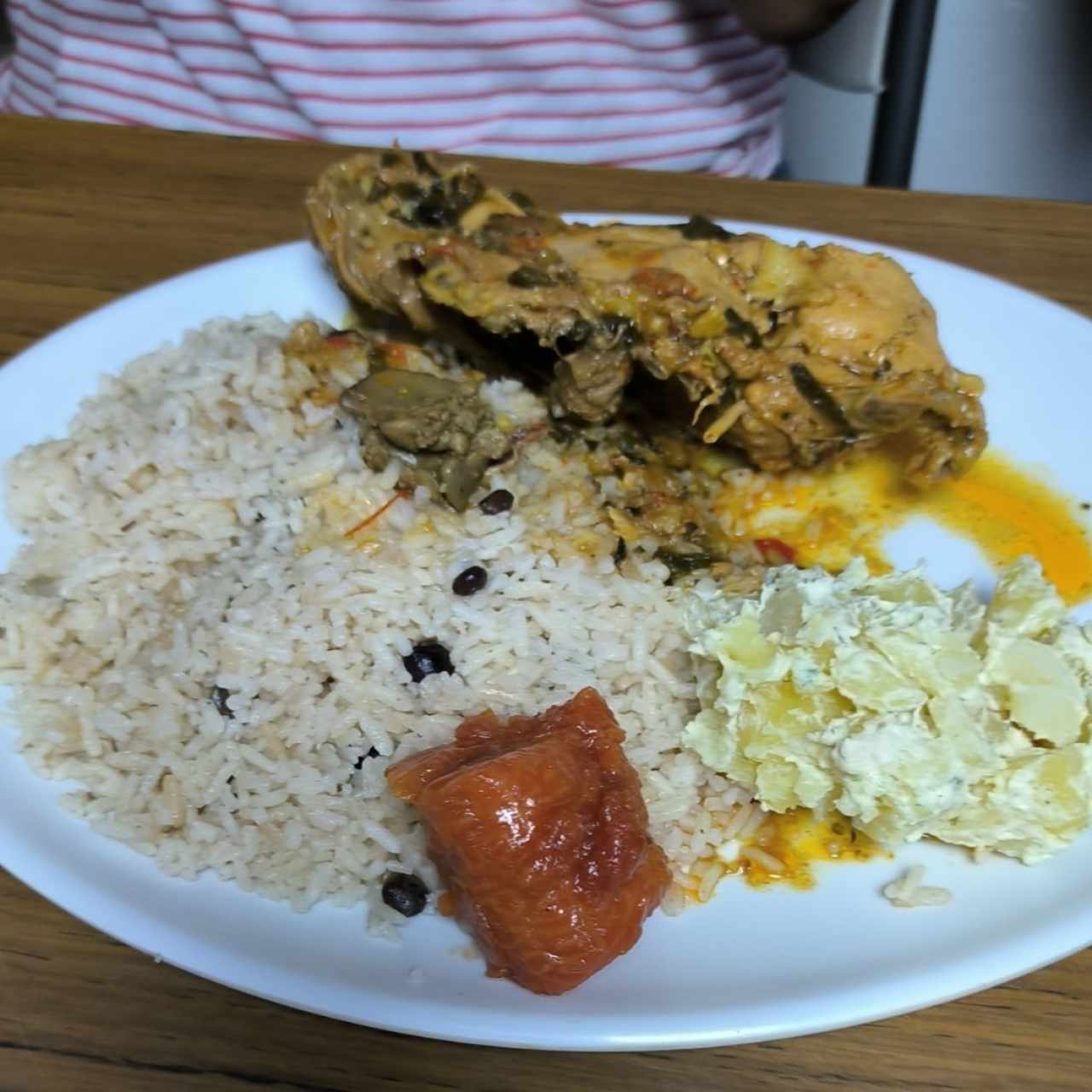 Comida con pollo guisado 