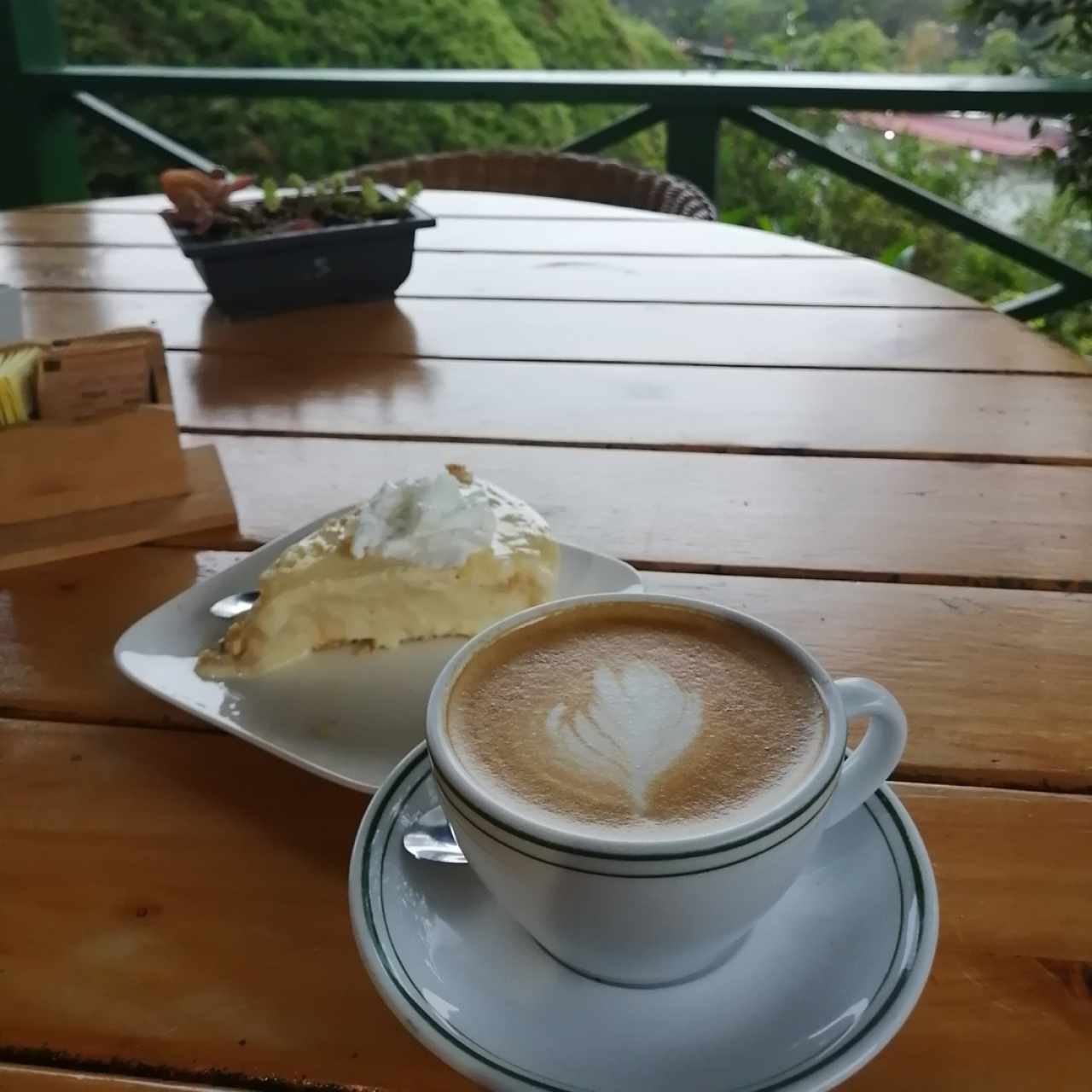 Capuchino y Pie de Limón 