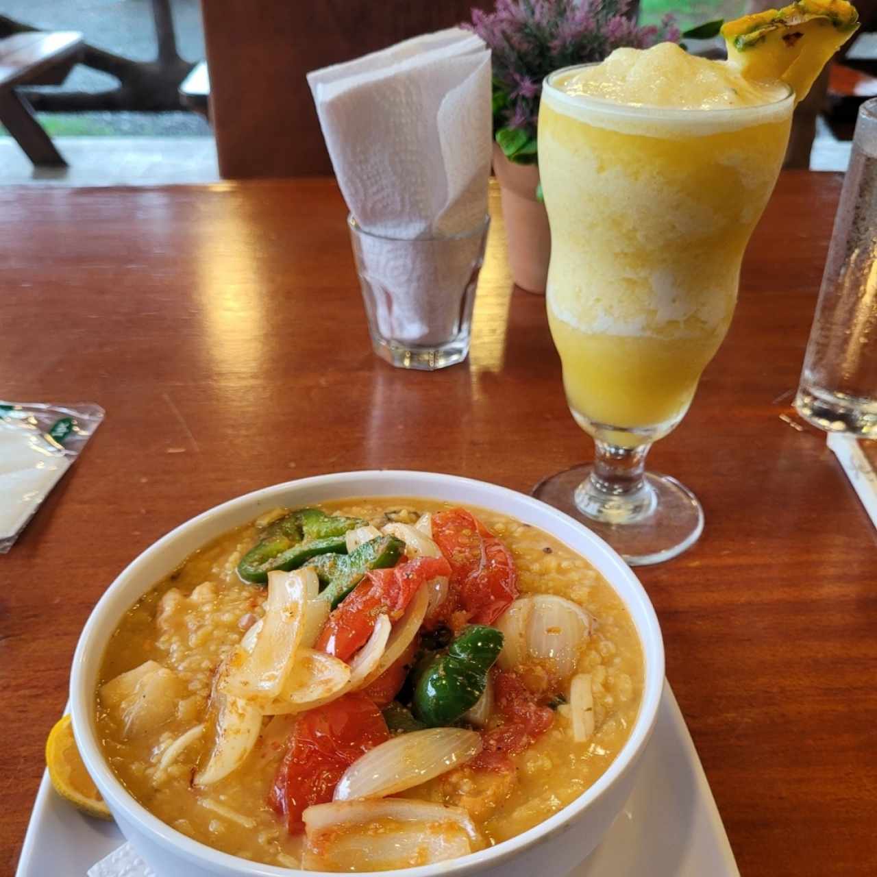 Guacho de mariscos con chicha de piña