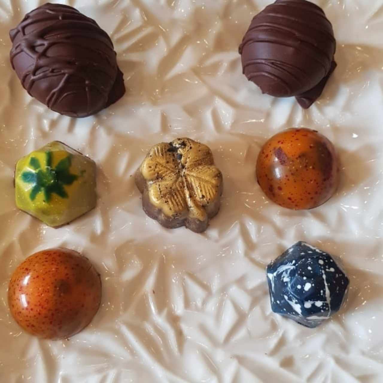 Bombones y trufas rellenas (naranja, piña, cerveza, blueberry, chocolate negro)