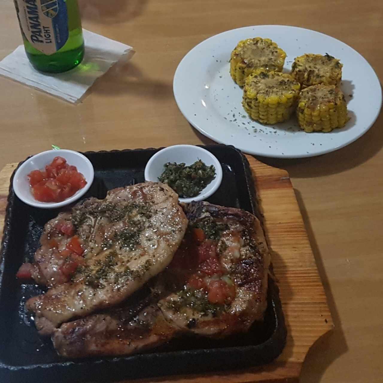 Chuletas Asadas con Mazorcas