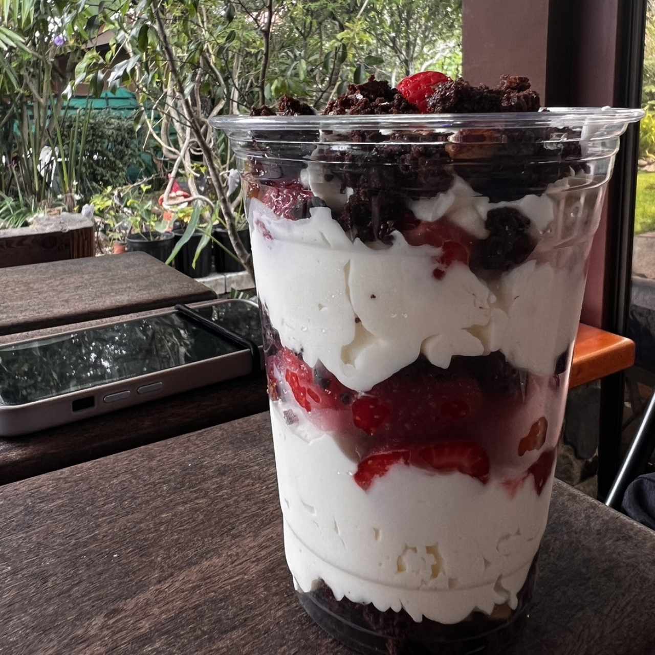 Selva Negra de Fresas con crema y brownie