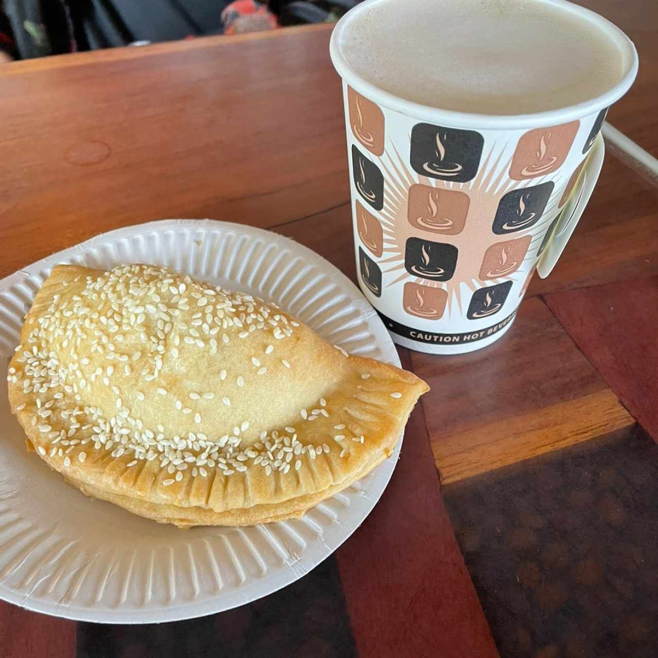 Empanada de pollo y cafe