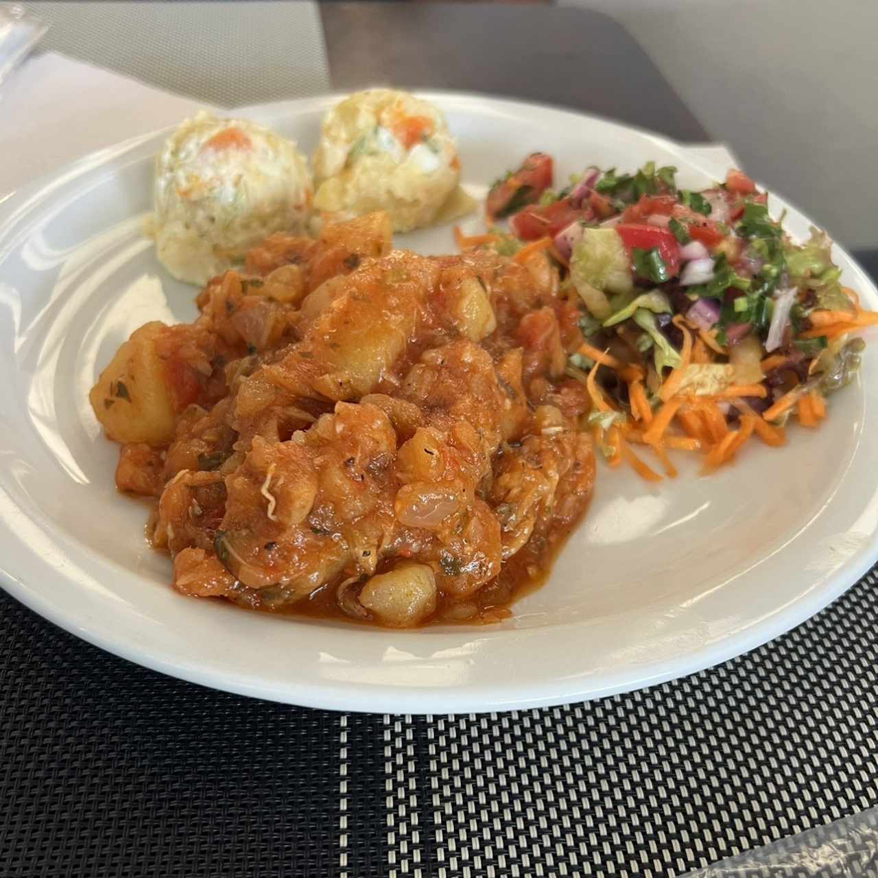 Bacalao con ensaladas 