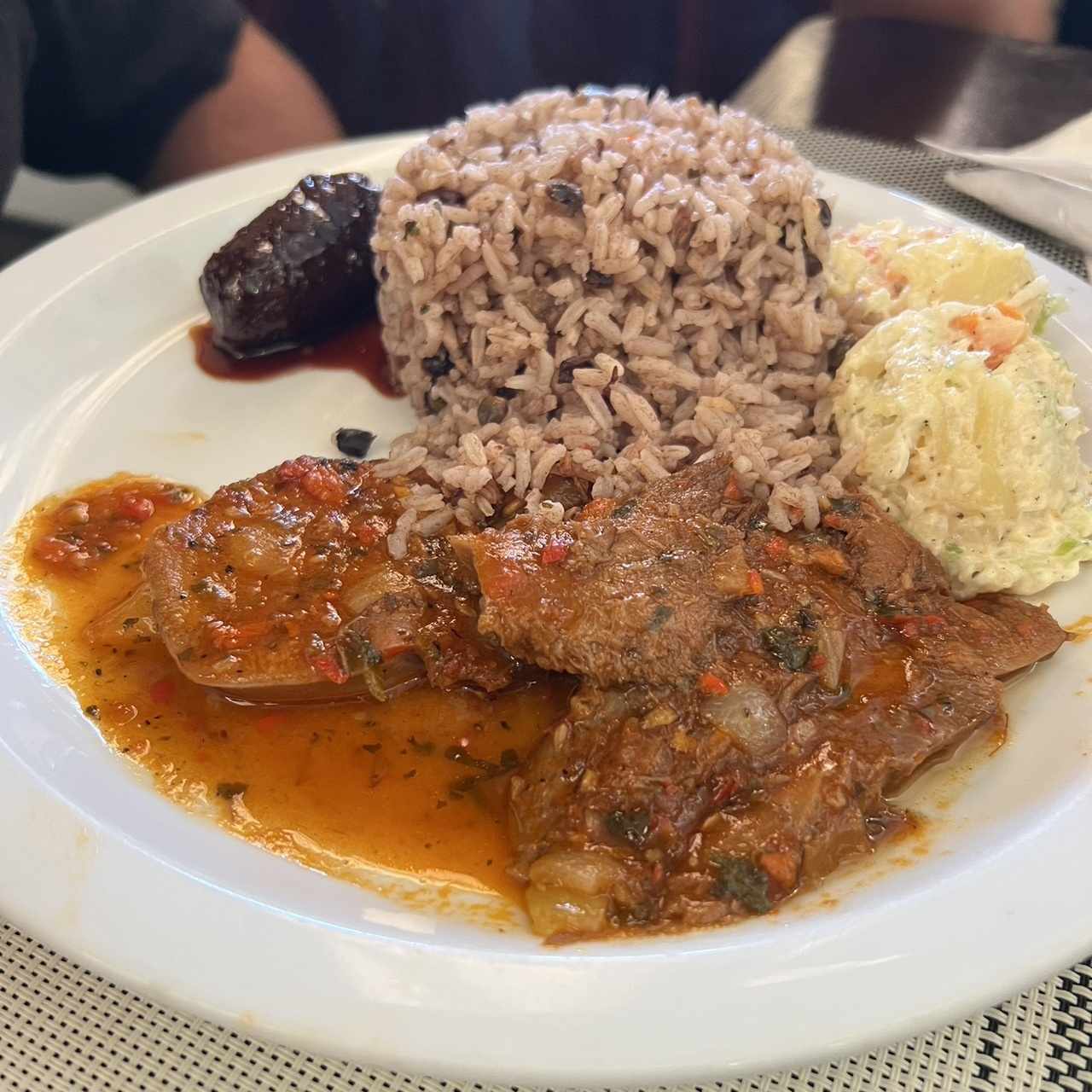 Lengua con arroz con guandu 