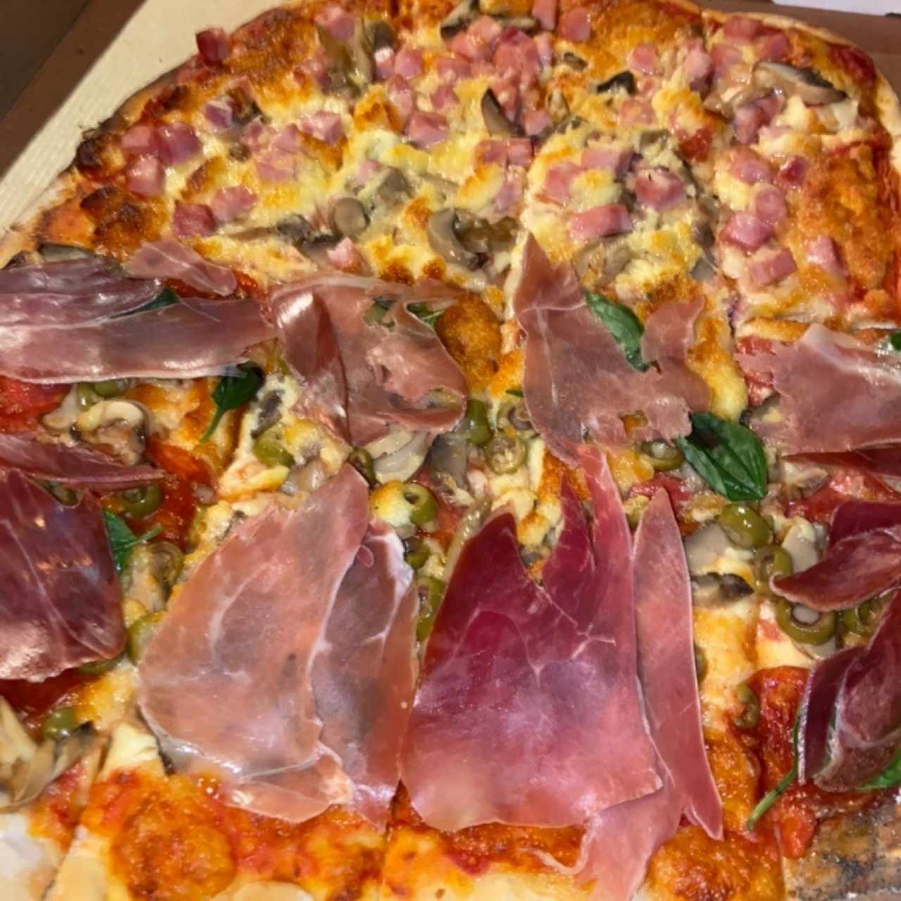 Pizza combinacion y jamon serrano