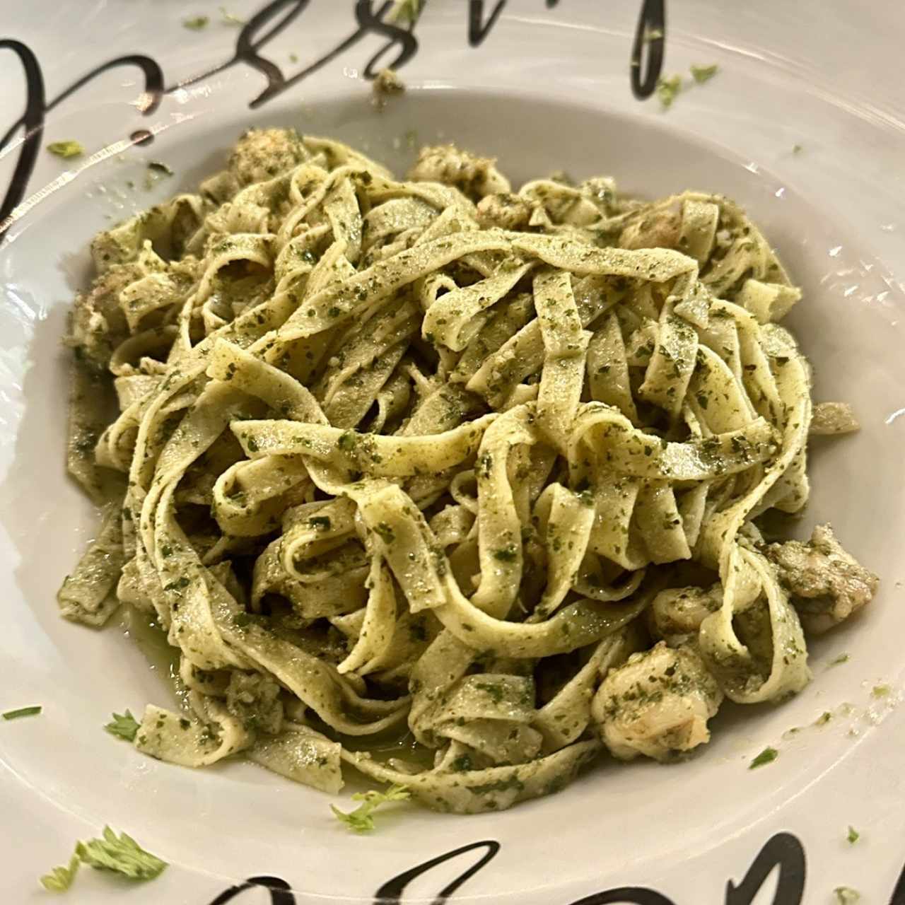 FETTUCCINE AL PESTO CON CAMARONES