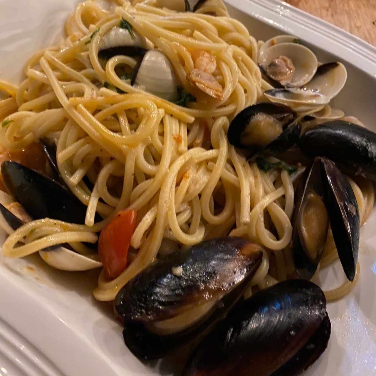 spaguetti con langostinos, almejas y mejillones