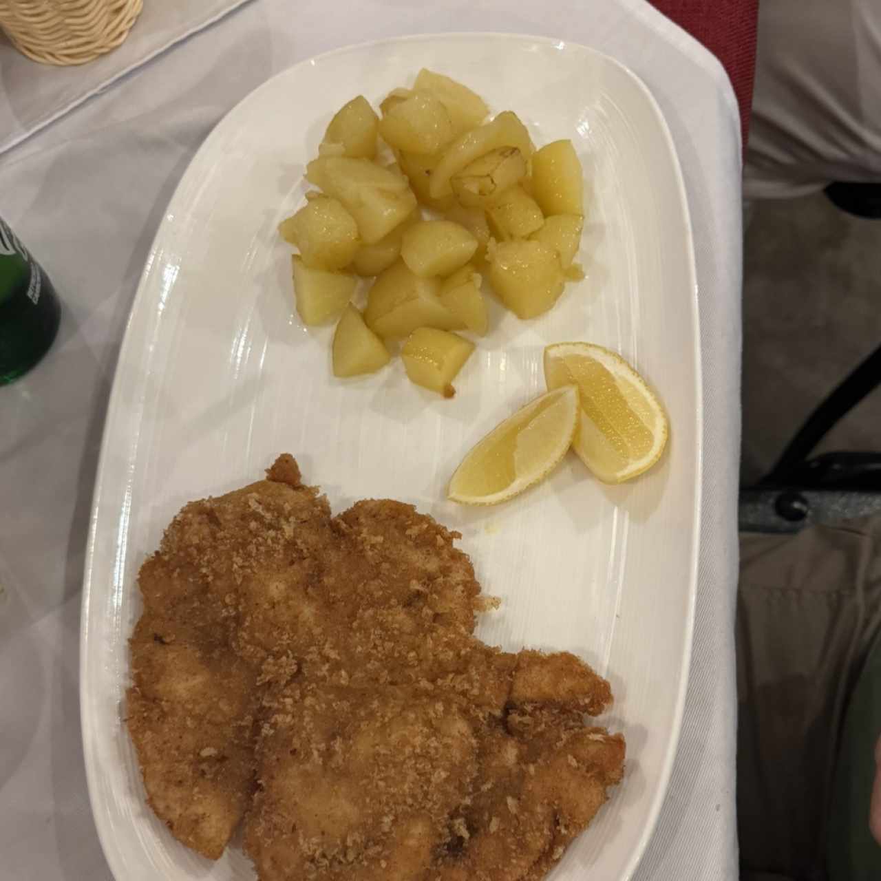 Pollo apanado con papas salteadas