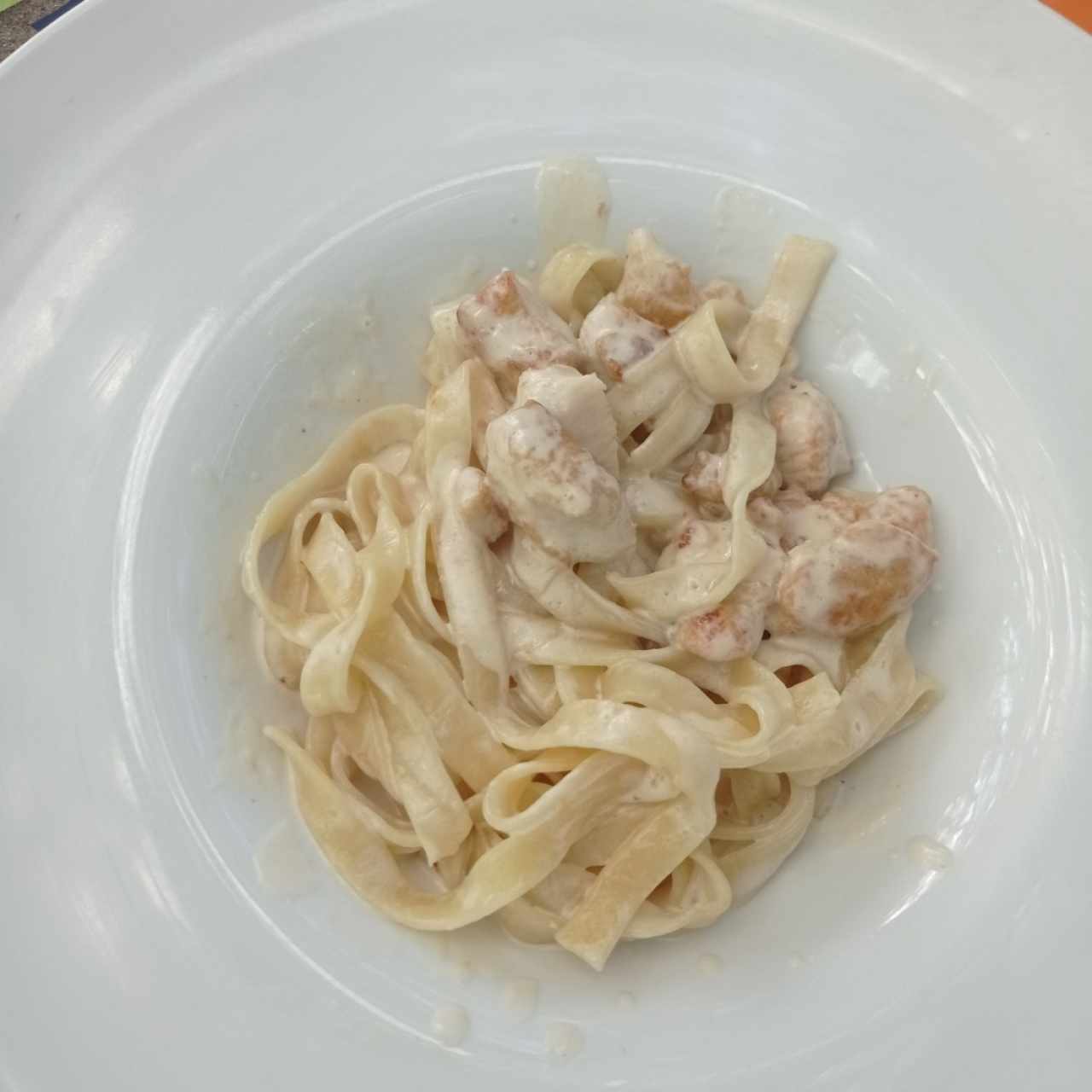 Fettucine Alfredo con pollo media porción, súper para niños