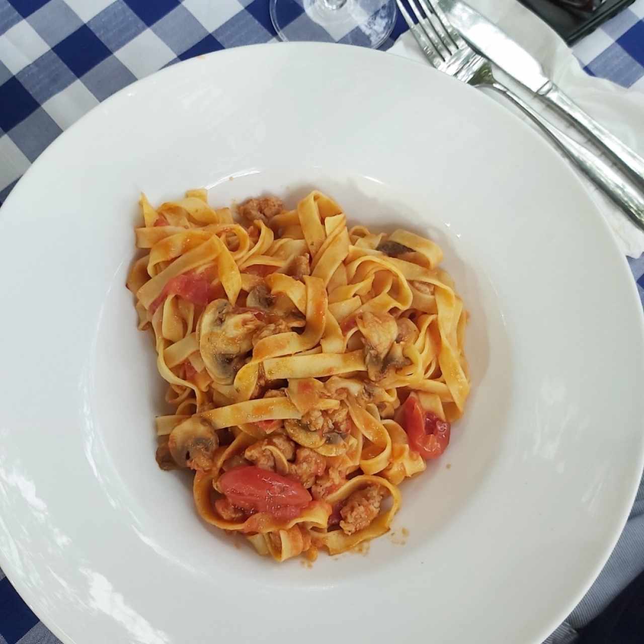 Tagliatelli con hongos y chorizo