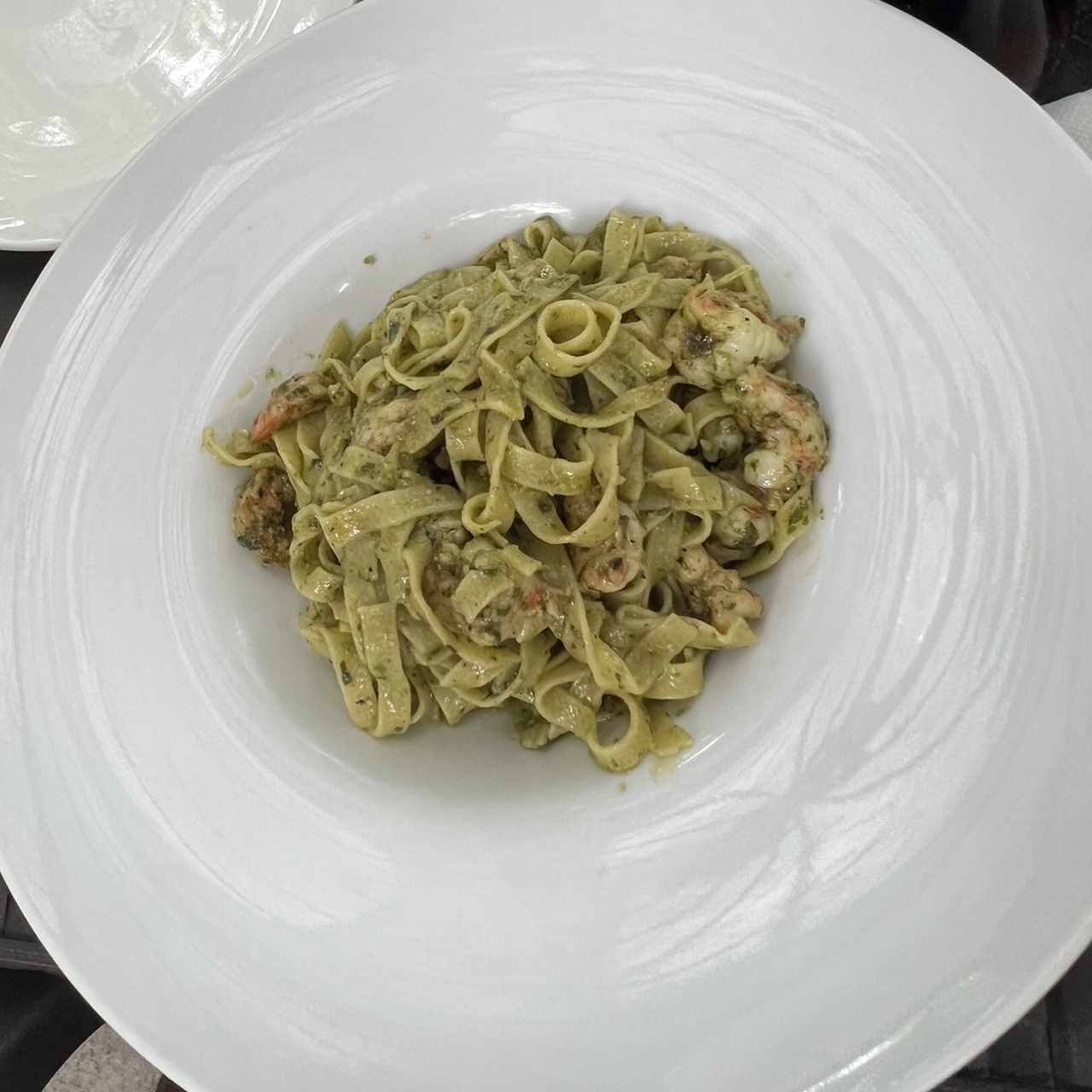 Fetuccini al pesto con camarones