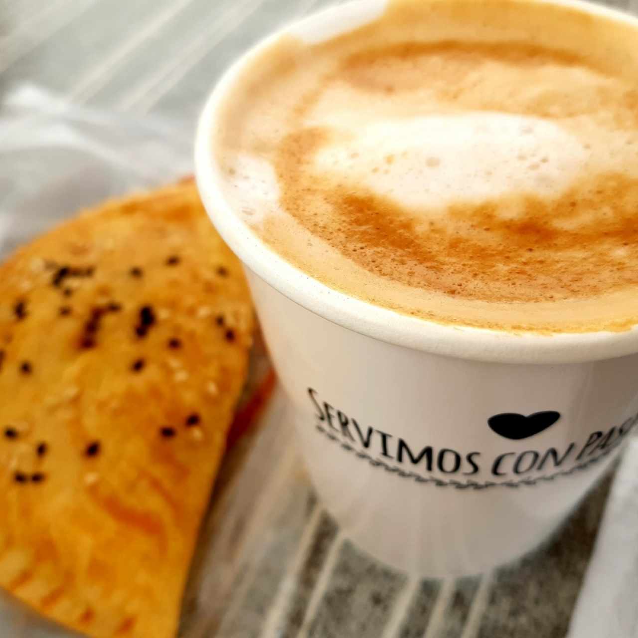 Café con leche y empanada de queso y espinacas