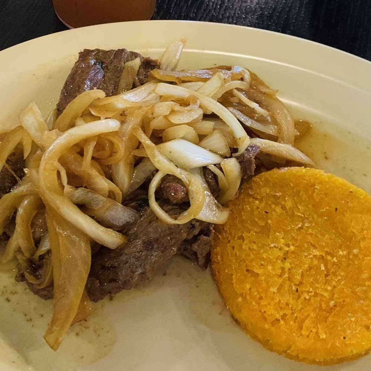 Bistec encebollado