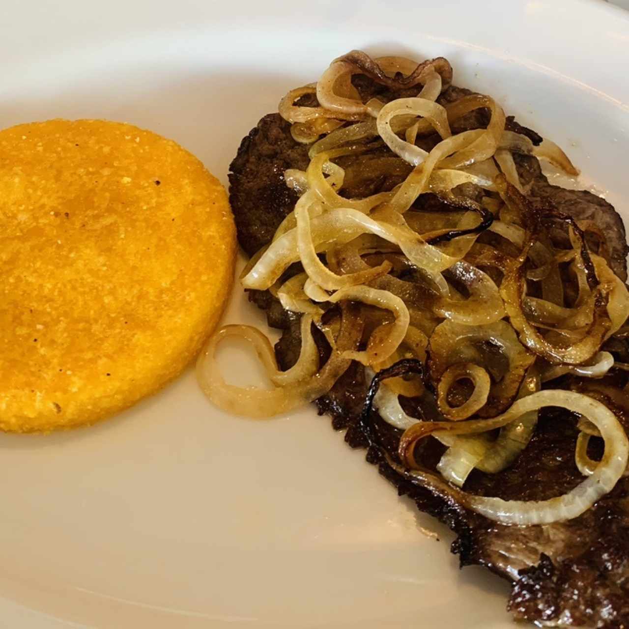 Bistec con tortilla encebollado