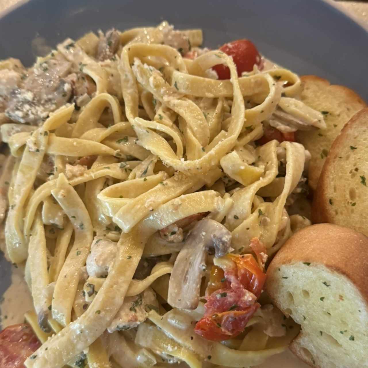 Pasta En Salsa Blanca con Pollo