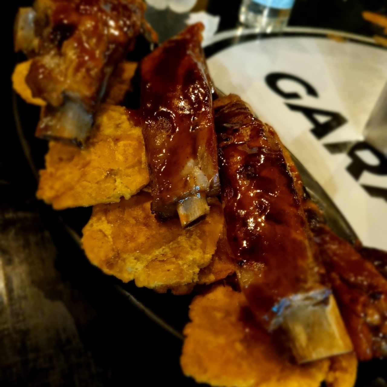 Costillas de Cerdo con patacones 