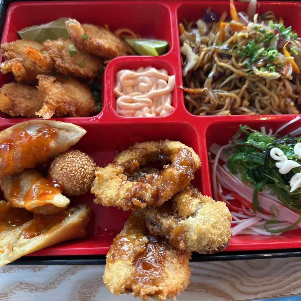 Tempura bento con yakisoba