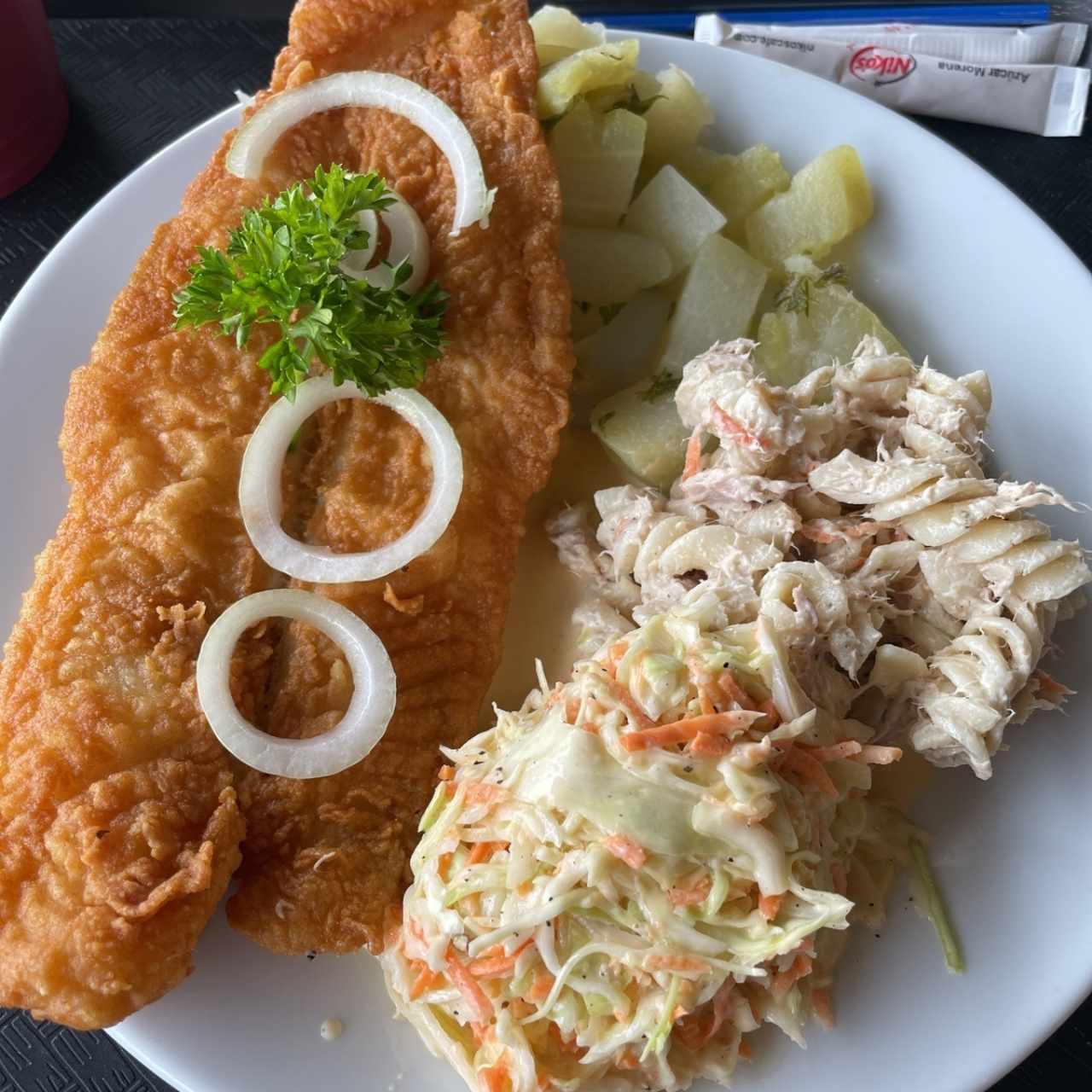 filete de pescado con vegetales y ensaladas