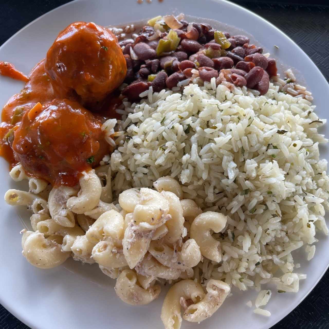 bolitas de carne con arroz, porotos y ensalada de coditos