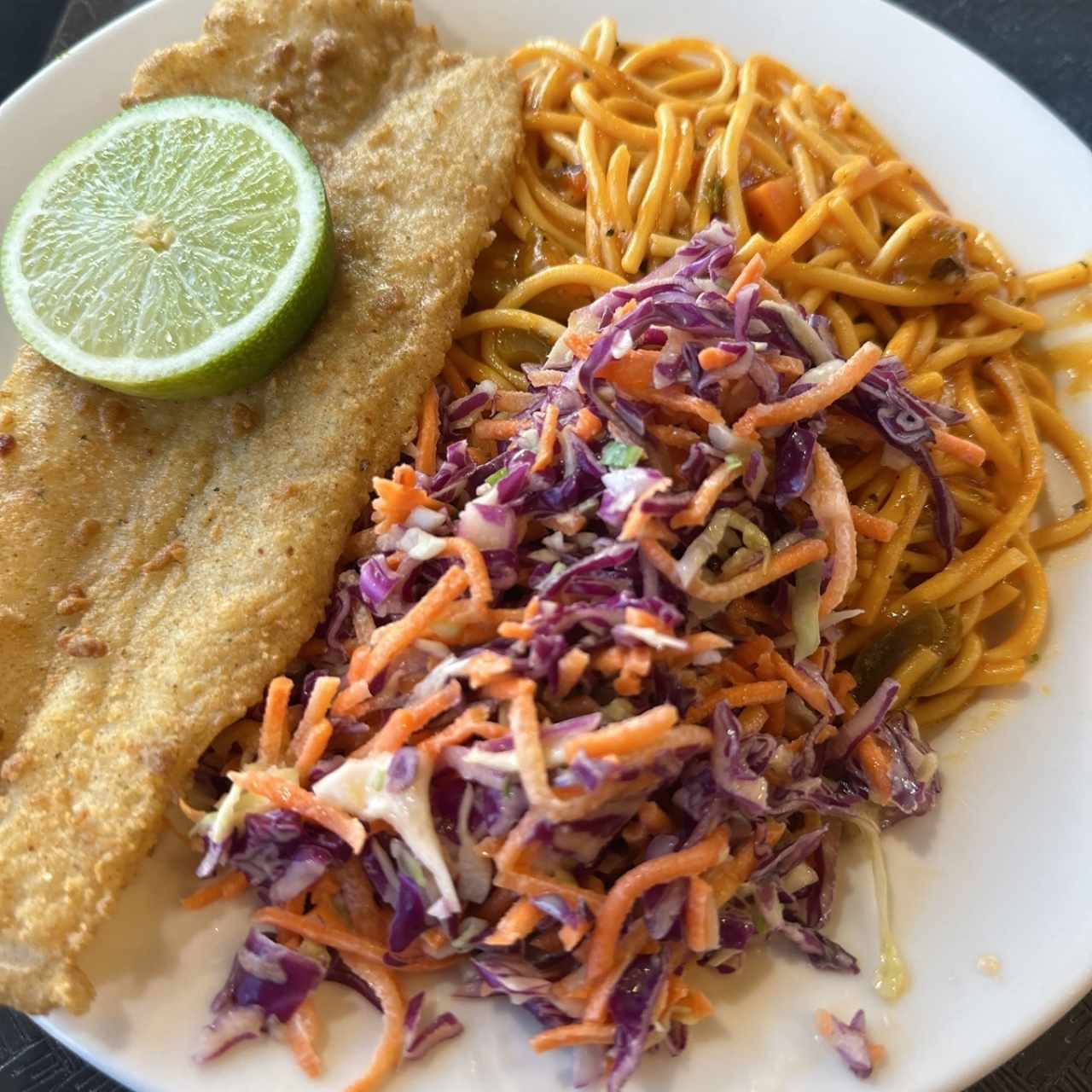 Pescado con pasta y ensalada 