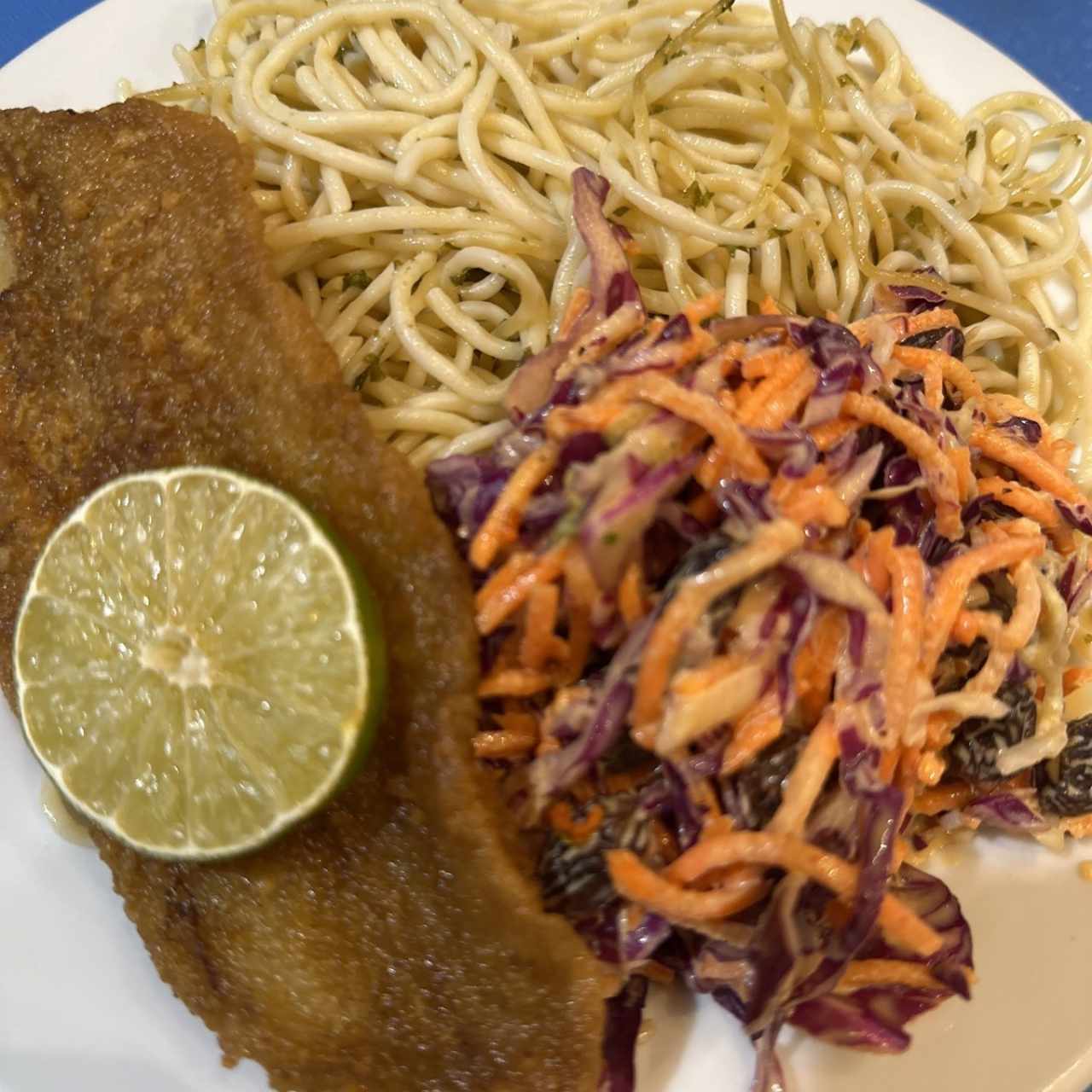 Pescado con pasta y ensalada 