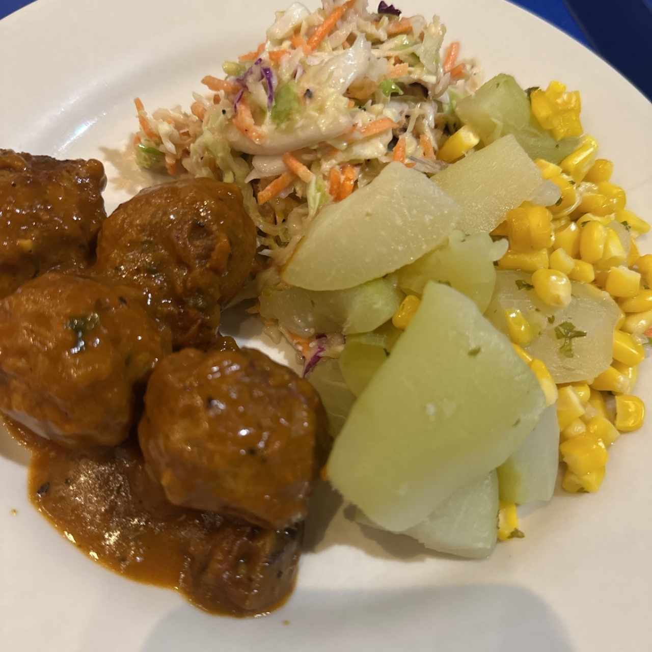 Albóndigas con vegetales y ensalada 