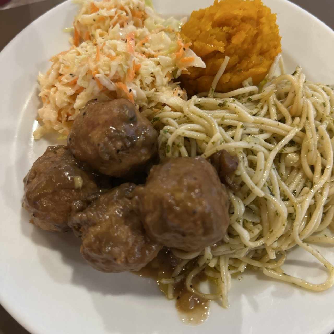 Albóndigas con ensalada y pasta 