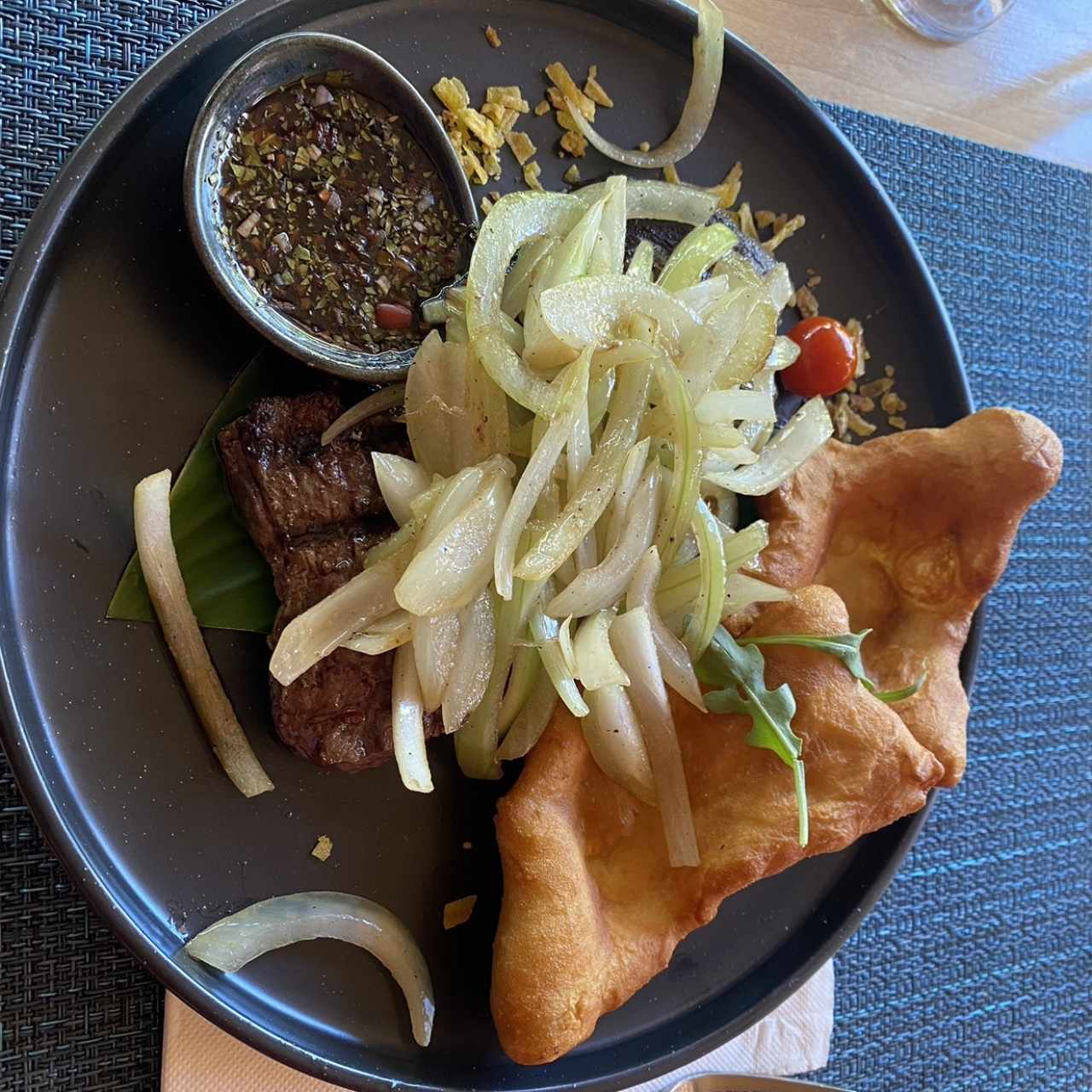 Filete encebollado con hojaldre