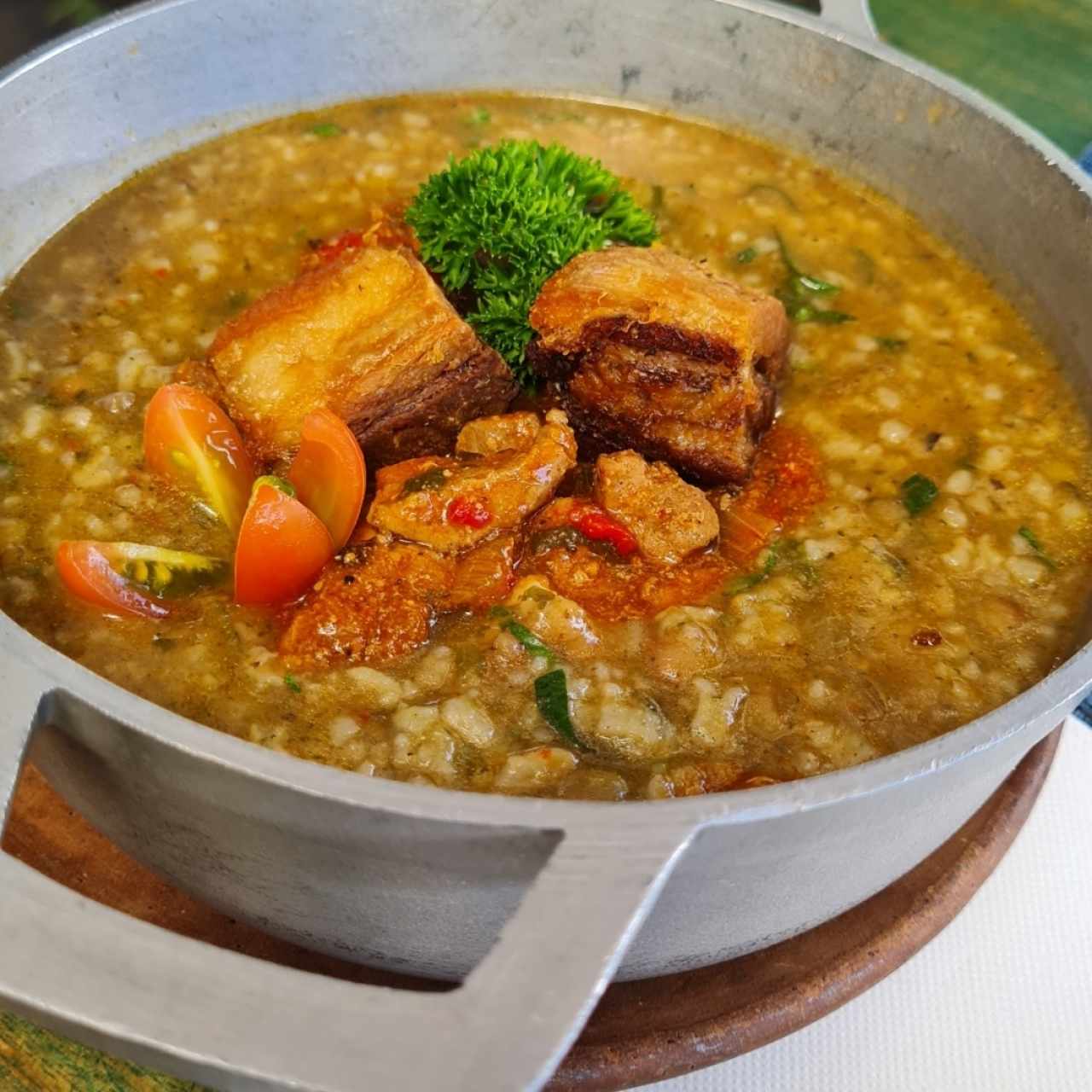 Guacho de guandú y pork belly