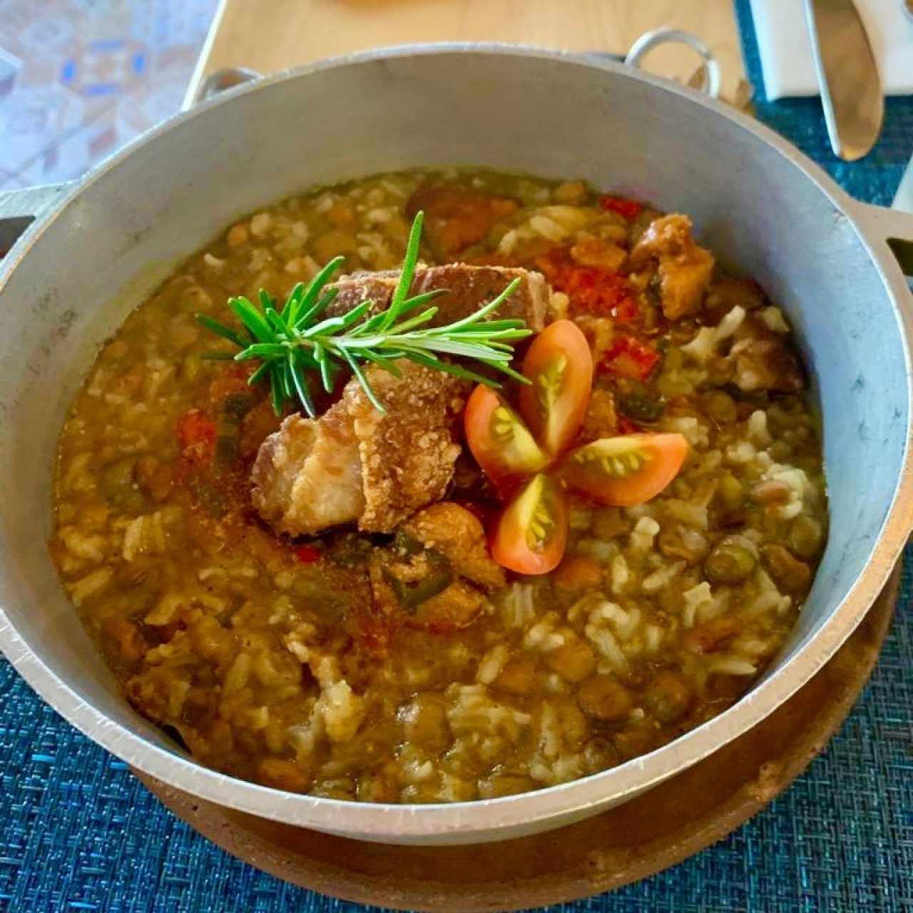 GUACHO DE GUANDÚ Y CHICHARRÓN DE CERDO (Guacho de Arroz y Guandú con Sofrito Criollo y Pork Belly Crujiente)