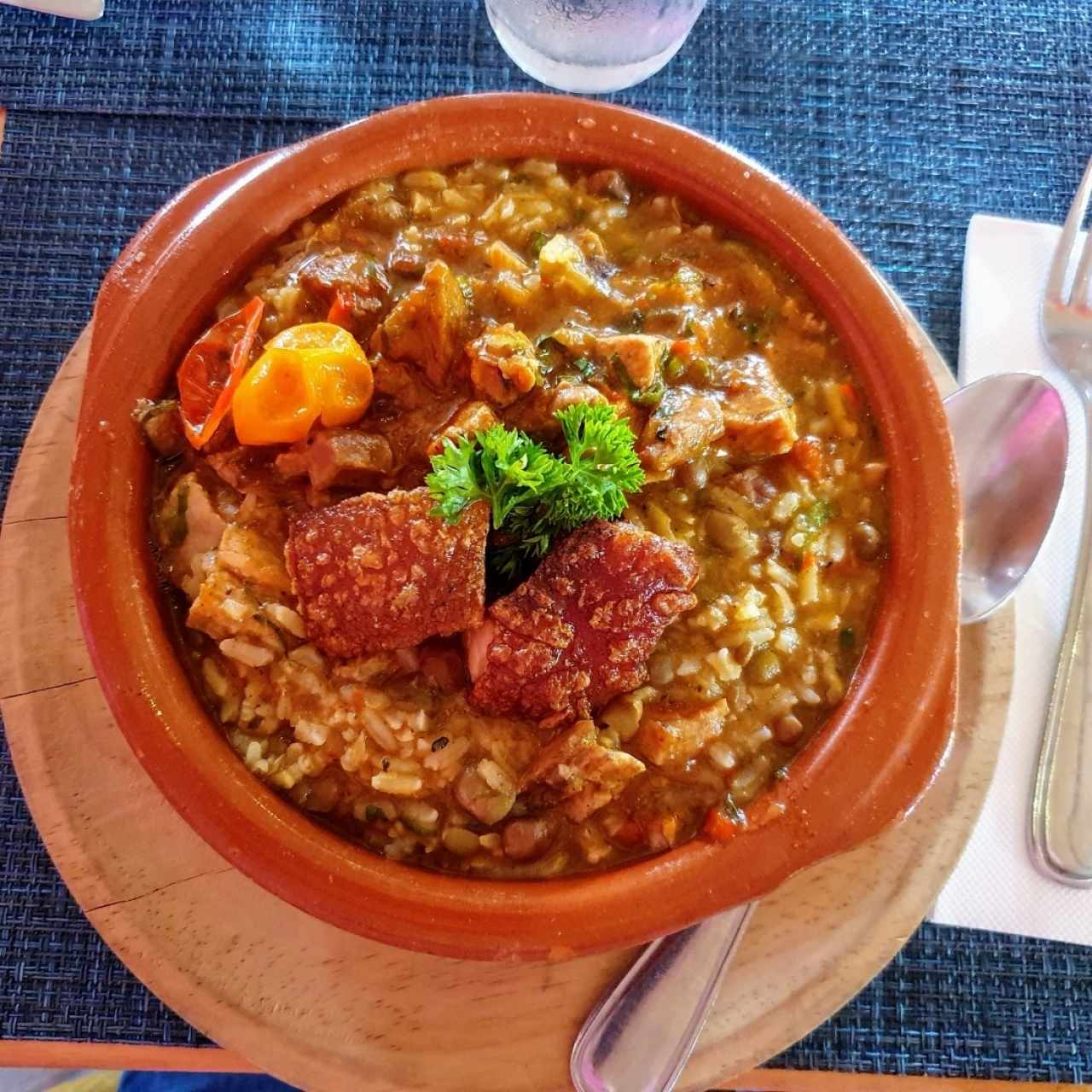 Guacho de Guandú y Chicharrón de Cerdo