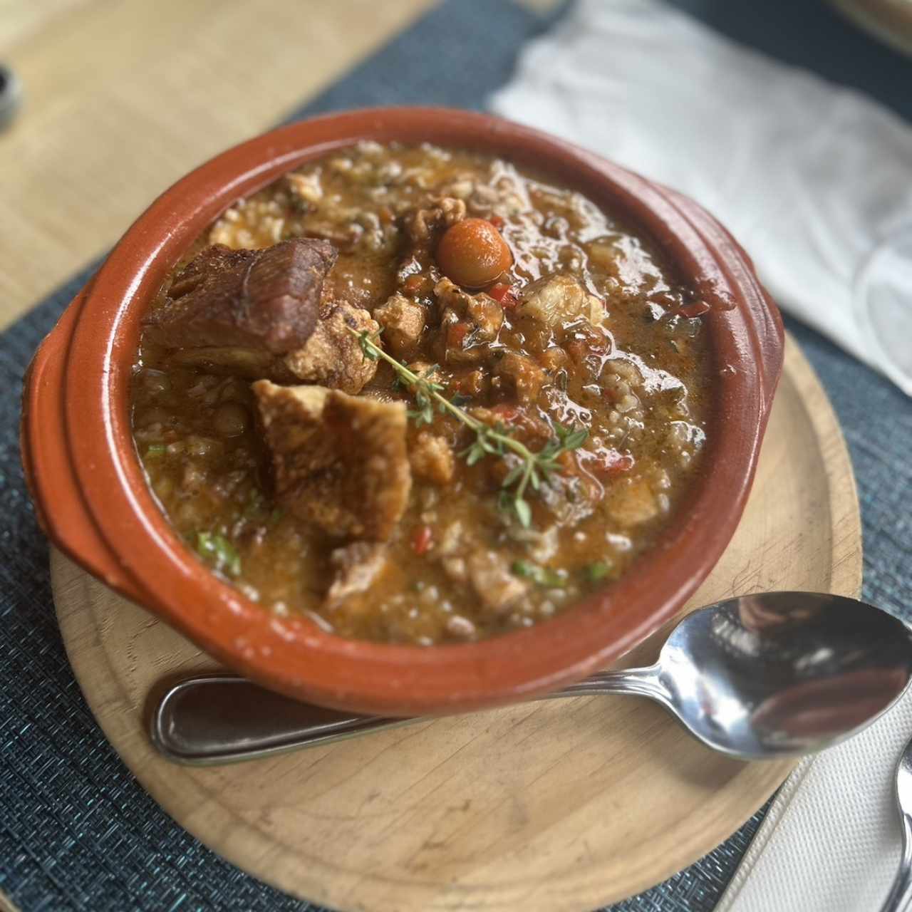 Guacho de Guandú y Chicharrón de Cerdo