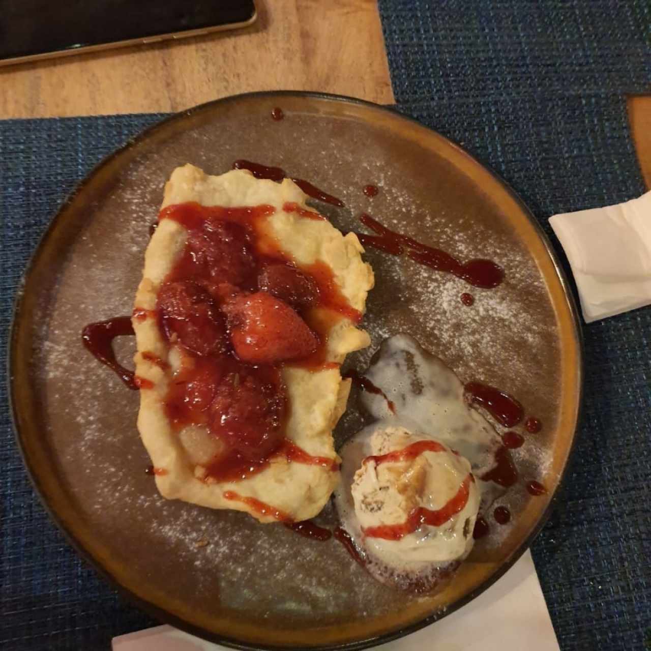 Ojaldra con fresas y helado de dulce de leche