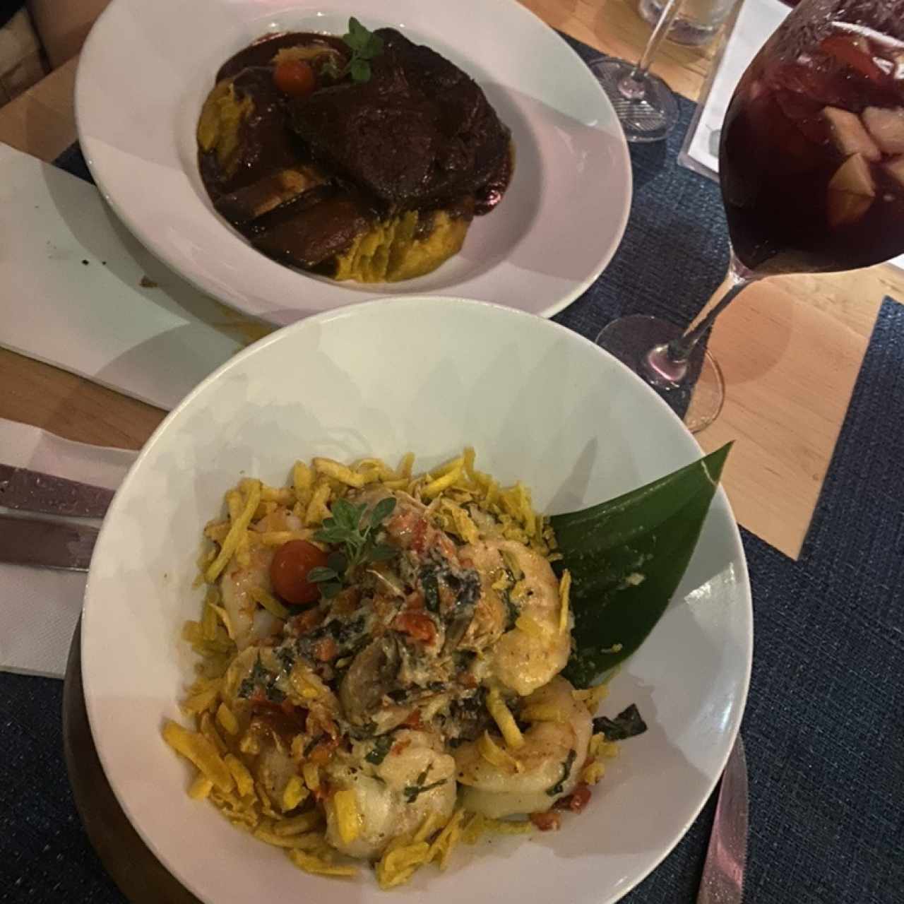 Asado de tira con tamal de olla y Langostinos a la pedra’ 