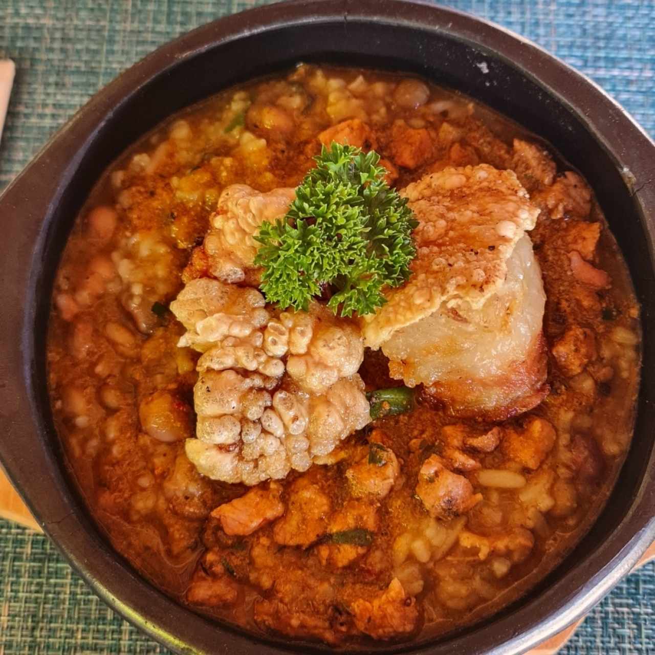 wacho de guandú con chicharrón crocante