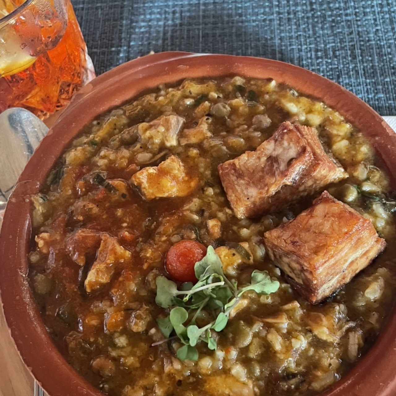 Guacho de Guandú y Chicharrón de Cerdo