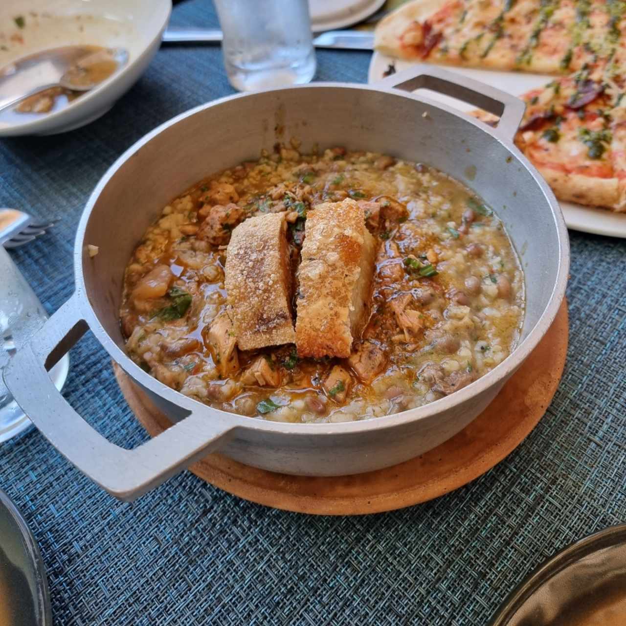 Guacho de guandú y chicharrones de cerdo