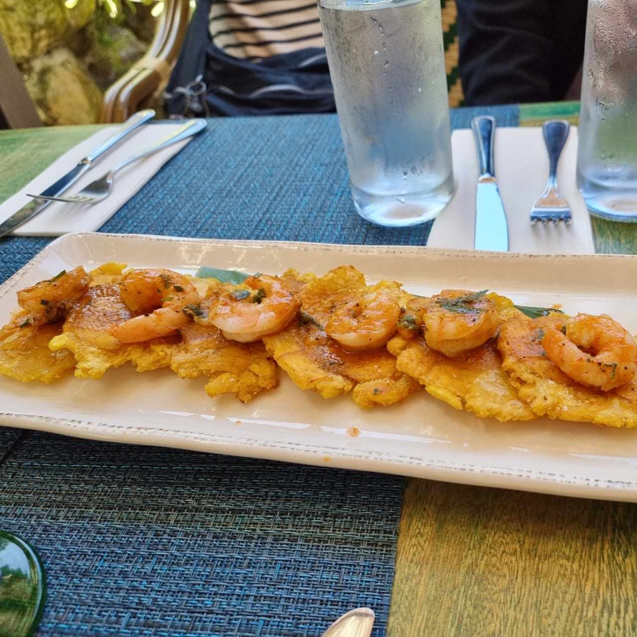 Patacones y camarones al ajillo