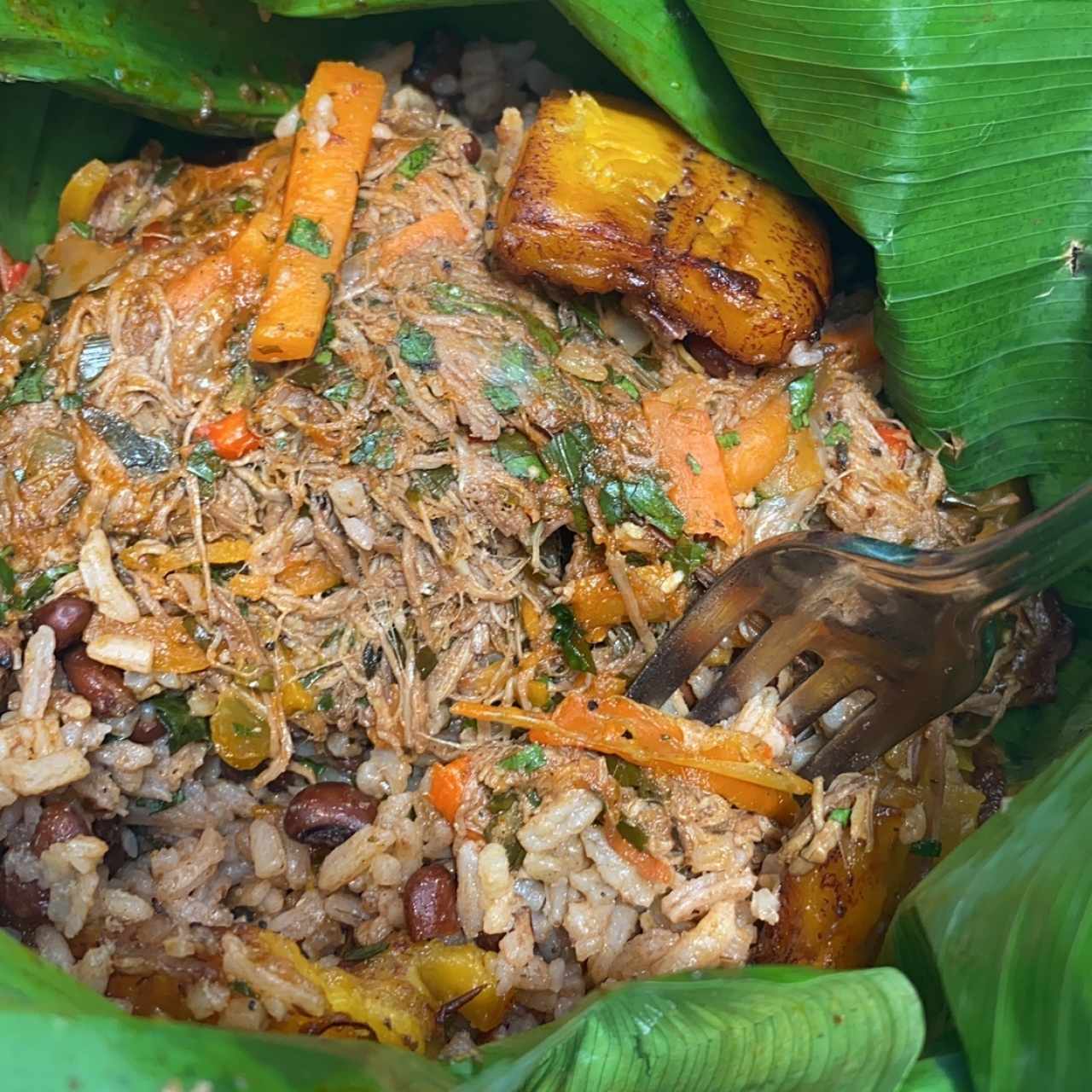 “Mono” (arroz con guandú, ropa vieja y tajada)