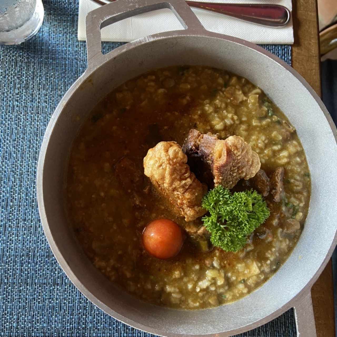 Guacho de Guandú y Chicharrón de Cerdo