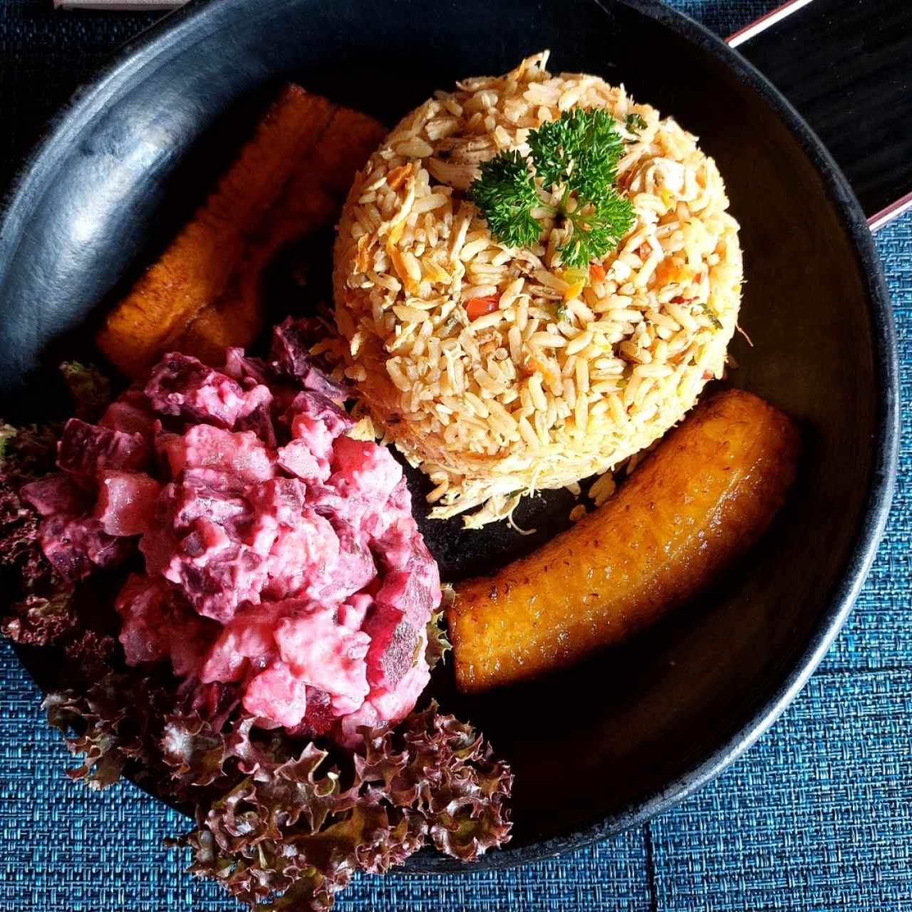 arroz con pollo, ensalada y plátano 