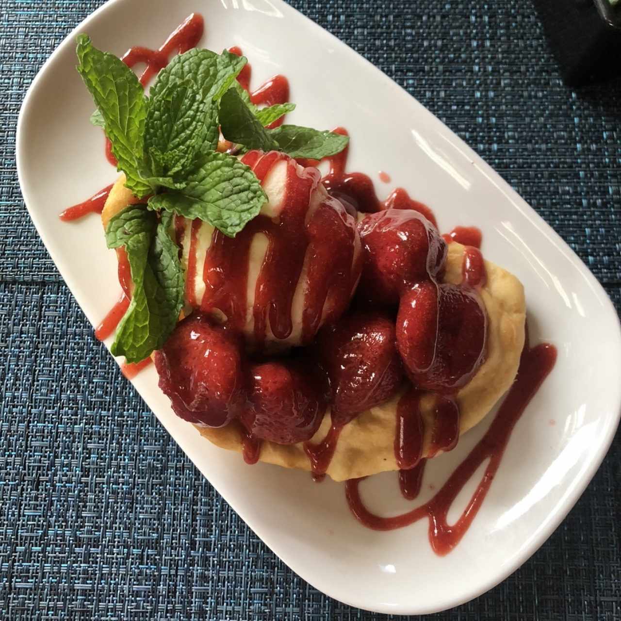 Hojaldra con fresas y helado