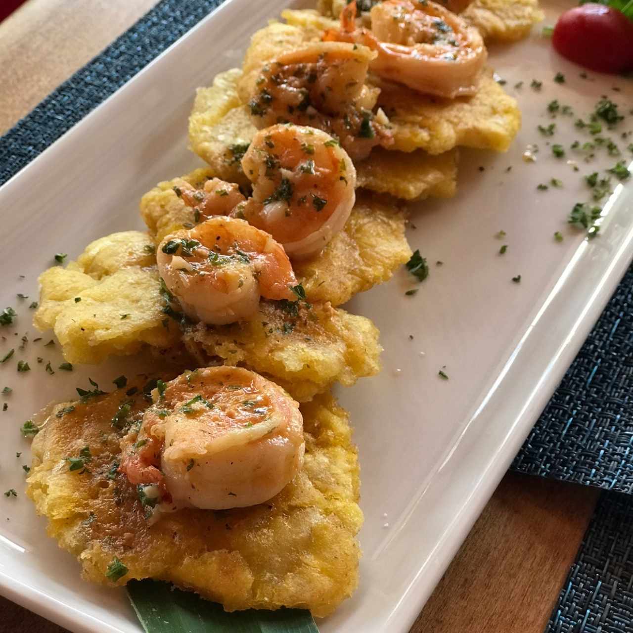 Patacones con camarones (entrada) 