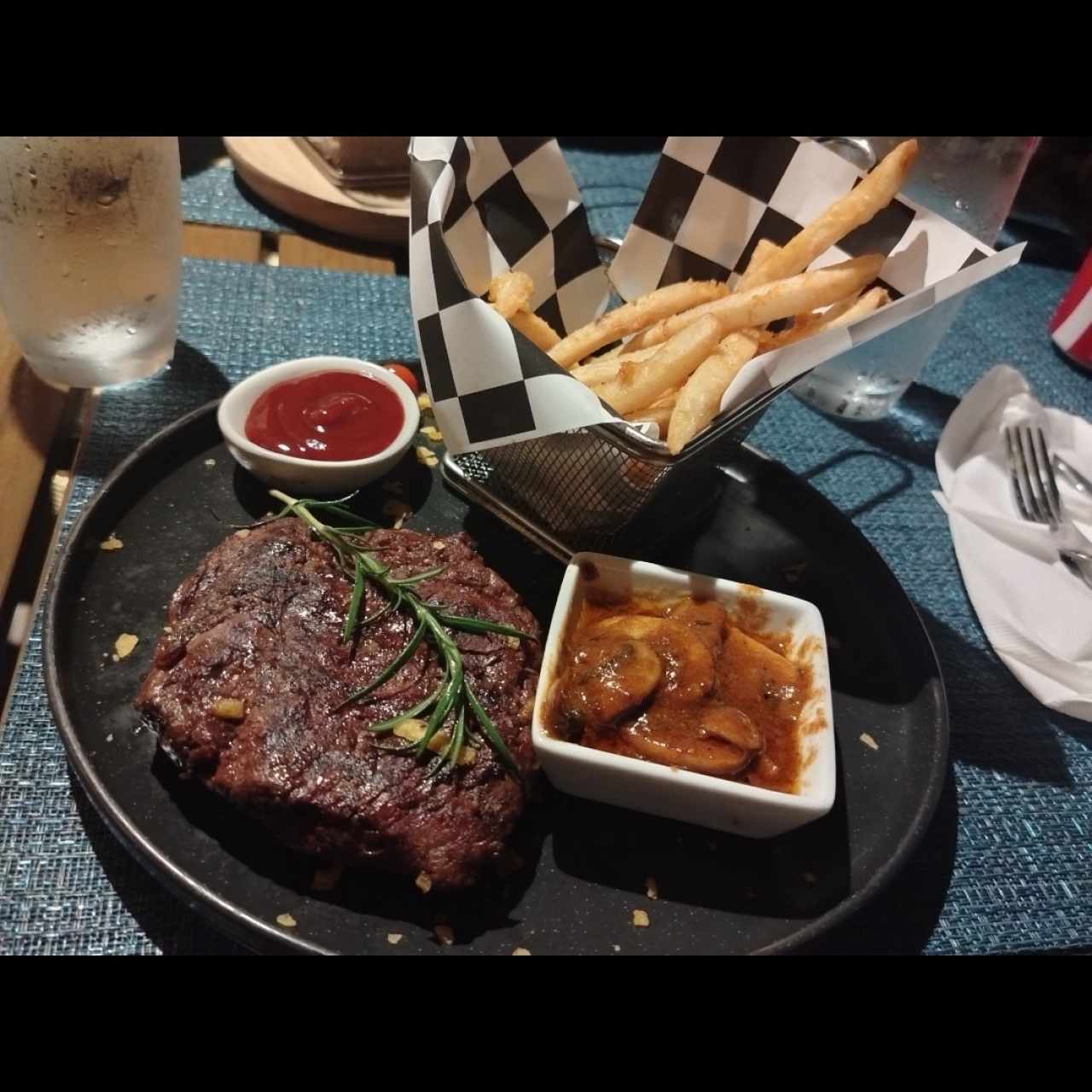 Filete de Res a la Parrilla con salsa de hongos
