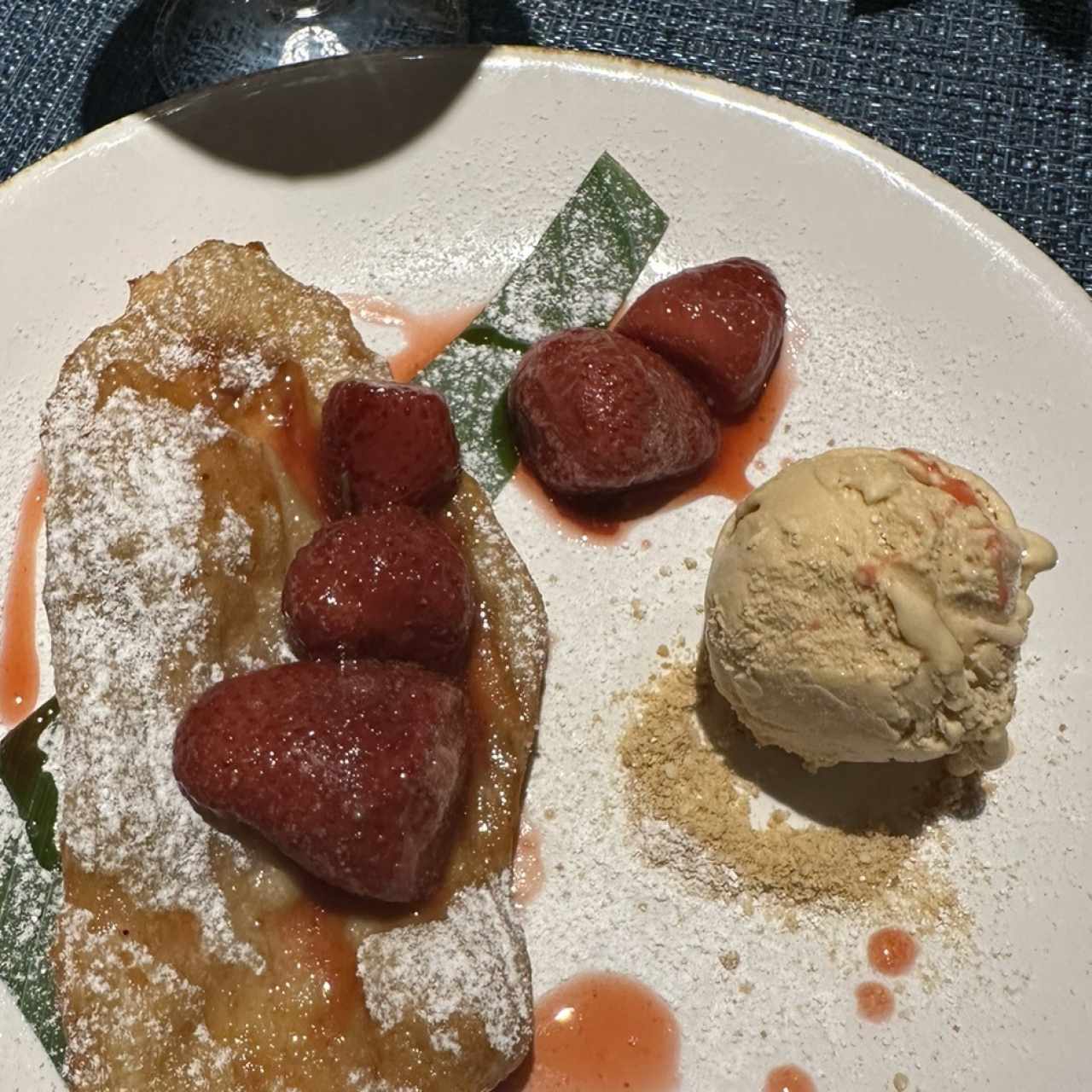 Hojaldra Con Fresas y Helado de Manjar Blanco