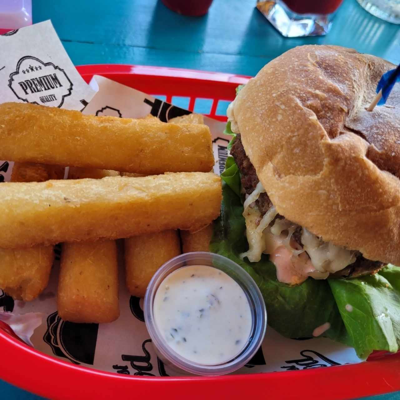 hamburguesa con yucas