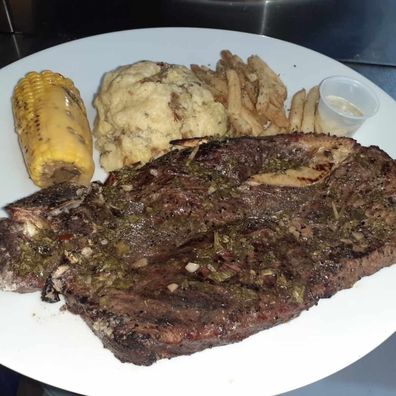 Churrasco con 3 acompañamientos + ensalada verde